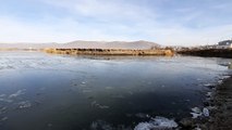 Kura Nehri yüzeyinde buz tabakası oluşmaya başladı - ARDAHAN