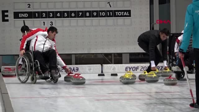 Erzurum sporculara destek için tekerlekli sandalye ile curling maçı yaptılar