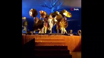 Sanatçılara sahnede bıçaklı saldırı! Panik anları kamerada