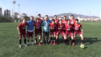 81 yaşındaki antrenör ilk günkü heyecanla yeşil sahalarda