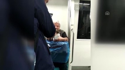 Marmaray'da susayan kedisine biberonla su içirdi