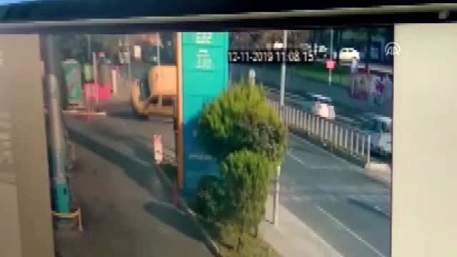 Bağcılar'da yolcu minibüsü ile hafif ticari araç çarpıştı: 5 yaralı