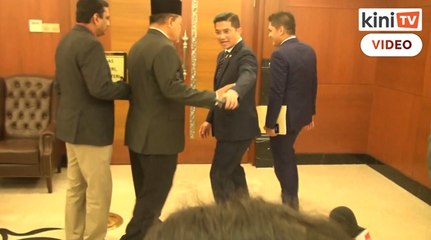 Biarlah dia, itu bos dia - Azmin respon Hishammuddin