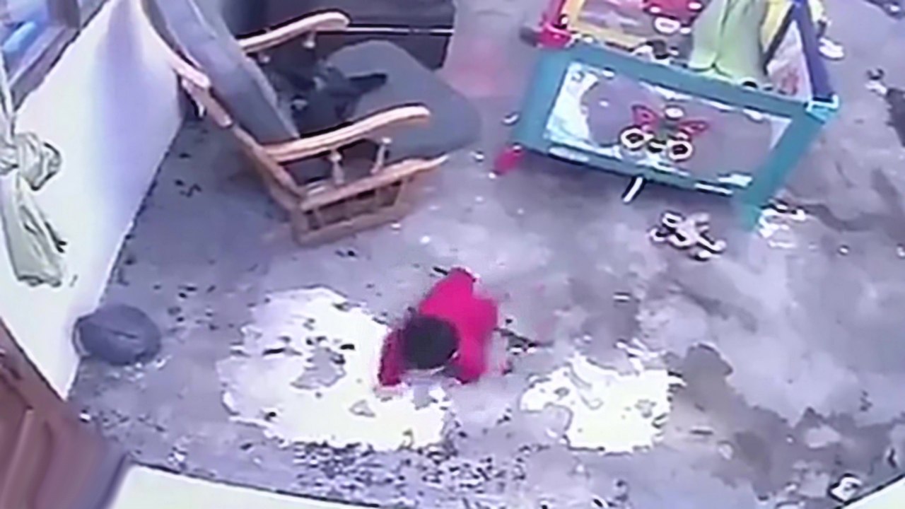 Un chat sauve un bébé qui allait tomber dans les escaliers