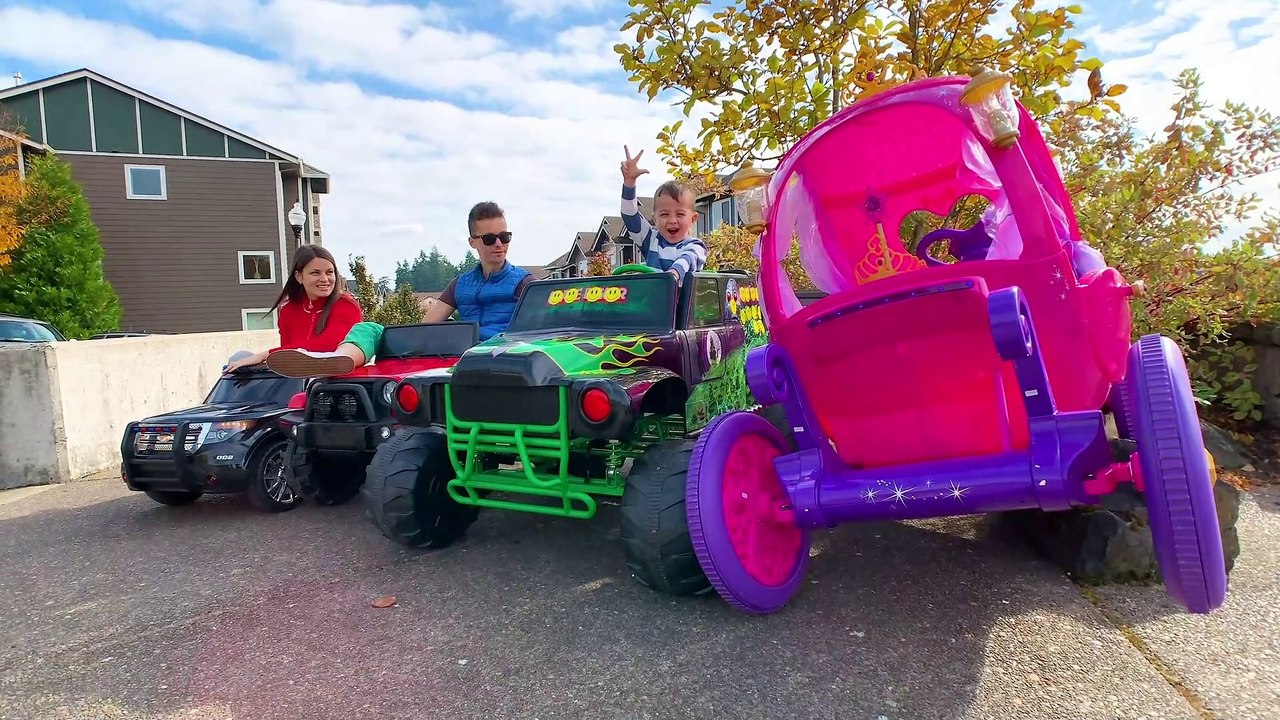 RIDE ON TOYS GRAVE DIGGER & JEEP & PRINCESS CARRIAGE & POLICE RIDING TOGETHER