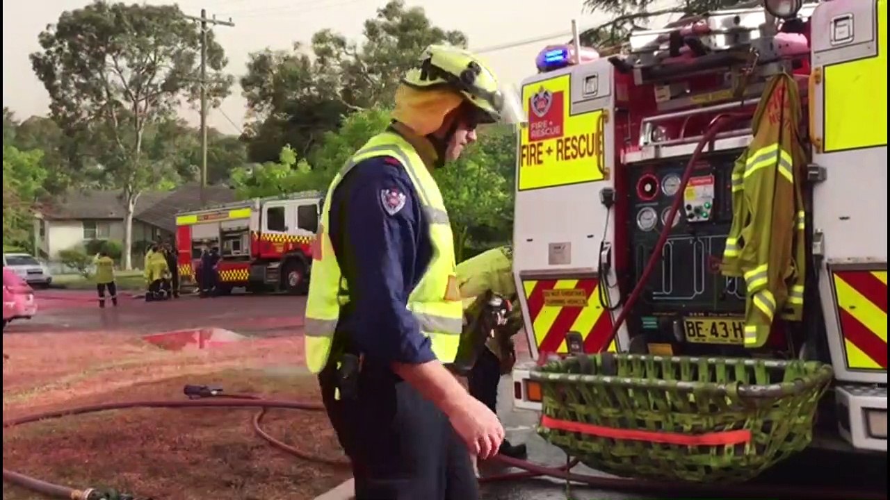 Australien: Feuerwehr sprüht Häuser rosafarben ein