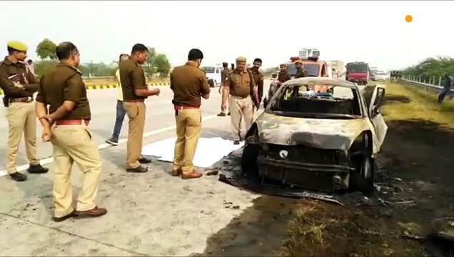 यमुना एक्सप्रेस वे पर चलती कार में लगी आग, जिंदा जल गया चालक