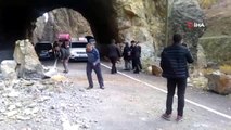 Tunceli-Erzincan karayoluna kaya düştü