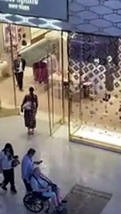 مقاطع توثق غرق مول دبي بمياه الأمطار