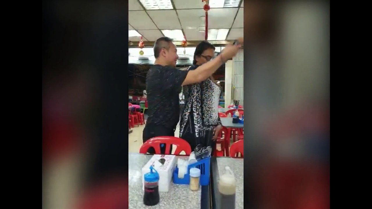 Chris Leong Consult Treatment for Shoulder injury during Dinner 