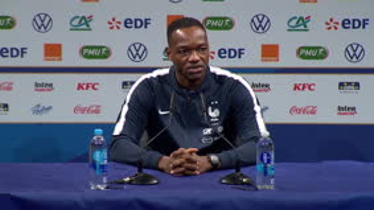 Bleus - Mandanda : ''Arrêter les Bleus ? Je n'y ai jamais pensé''