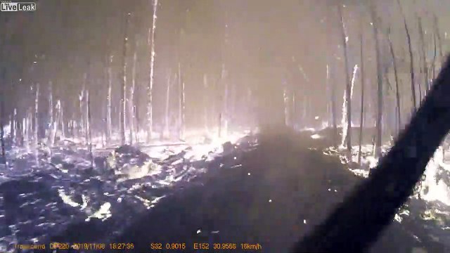 Il roule à travers un feu de forêt en Australie : images impressionnantes