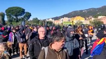 Manifestantes de Tsunami cortan la N-II en La Jonquera (Girona)