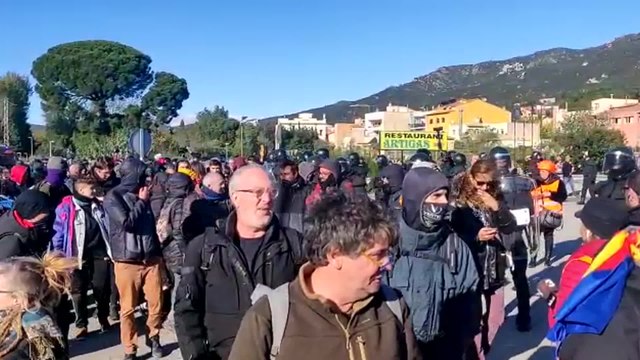 Manifestantes de Tsunami cortan la N-II en La Jonquera (Girona)