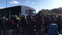 Un camió envesteix contra els manifestants mentre la policia carrega (12-11-19)