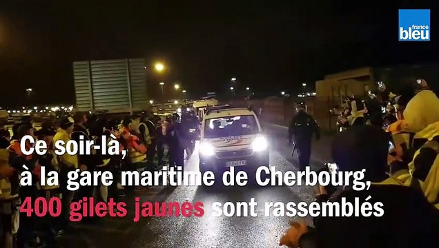 Un an de gilets jaunes : à Cherbourg, une haie d'honneur de manifestants pour les CRS