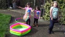 Sophia, Isabella e Alice brincando no quintal e fazendo bolhas de sabão gigante