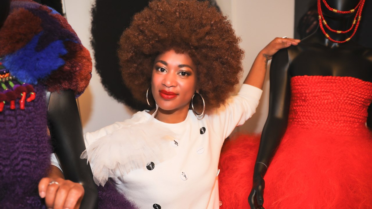 Elle crée des vêtements avec des cheveux