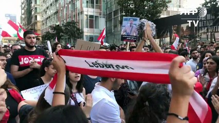 مصارف ومدارس مغلقة في لبنان ومتظاهرون يمنعون موظفين من الالتحاق بعملهم