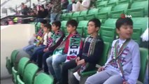 Diyarbakırspor'un taraftar grubu otizmli çocukları statta ağırladı