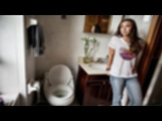 ماذا فعلت فتاه ثريه داخل حمام احد المطاعم الشهيره ادا الى !!