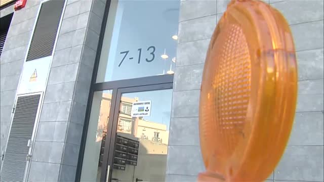 Una promotora paga a unos okupas para que abandonen un edificio en Barcelona