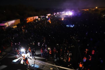 [VÍDEO] 'L'estaca' de Llach sona al tall de la AP-7 de Girona