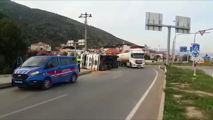 Söke'de soya küspesi yüklü tır devrildi - AYDIN
