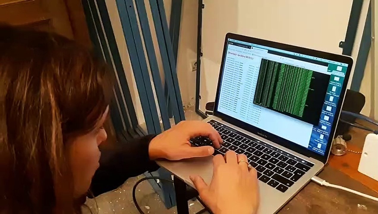 Les chercheurs de Géo Azur téléchargent les données enregistrées par un de leurs capteurs mobiles installés après le séisme du Teil (Ardèche)