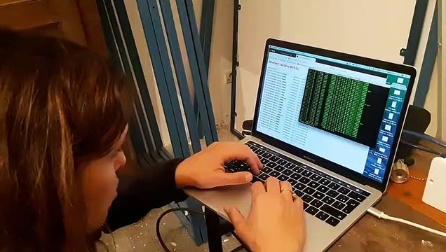 Les chercheurs de Géo Azur téléchargent les données enregistrées par un de leurs capteurs mobiles installés après le séisme du Teil (Ardèche)