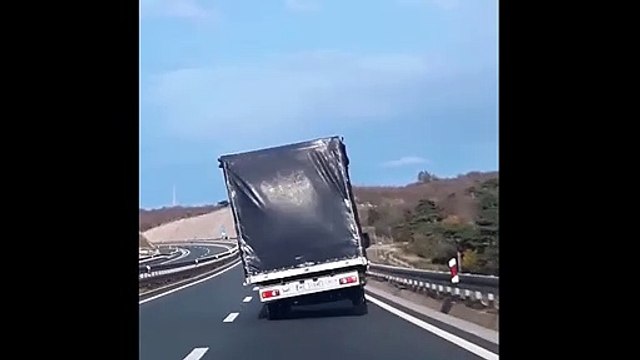 Un chauffeur de camion réussit à maintenir son camion sur ses roues en pleine tempête... Joli!