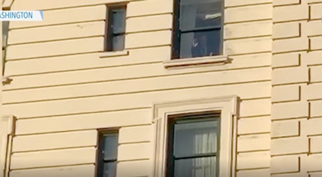 Erdoğan otelden vatandaşları selamladı