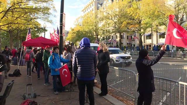 Cumhurbaşkanı Erdoğan, ABD'de kaldığı otelin önüne gelen vatandaşları selamladı - WASHINGTON