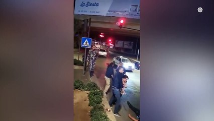 المشاهد الأولية لحادثة مقتل المتظاهر اللبناني علاء أبوفخر، برصاص مجهولين في منطقة خلدة ببيروت