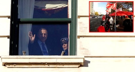 Cumhurbaşkanı Erdoğan, ABD'de kaldığı otelin önüne gelip slogan atan vatandaşları selamladı