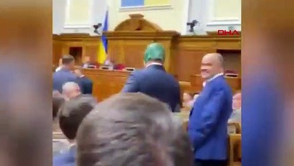 Ukrayna’da bir milletvekili parlamentoya Joker maskesiyle geldi