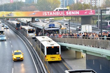 Metrobüs yoğunluğu dikkat çekti