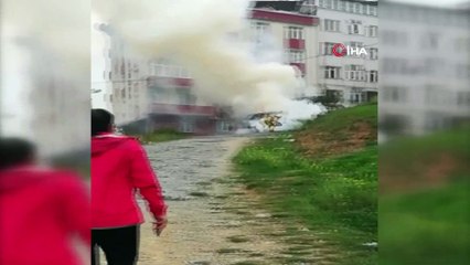 Sultangazi’de park halindeki cip alev alev yandı