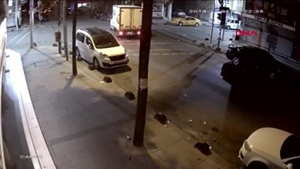 Kamyonet, kamyonete çarptı; kaza anı kamerada