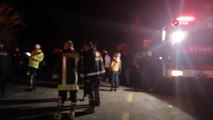 Isparta'da kaza yapan kamyonetin çarptığı elektrik direği evin çatısına devrildi: 2 ağır yaralı