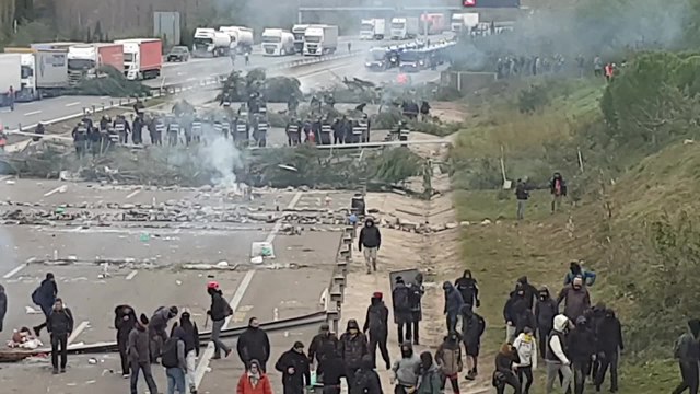 Mossos dispersan a los manifestantes