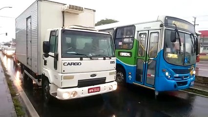 Trânsito parado na BR 101, próximo de Laranjeiras