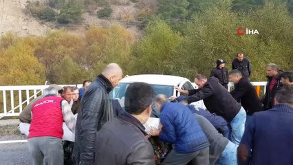 Hatalı sollama sonrası otomobiller kafa kafaya çarpıştı: 3 yaralı