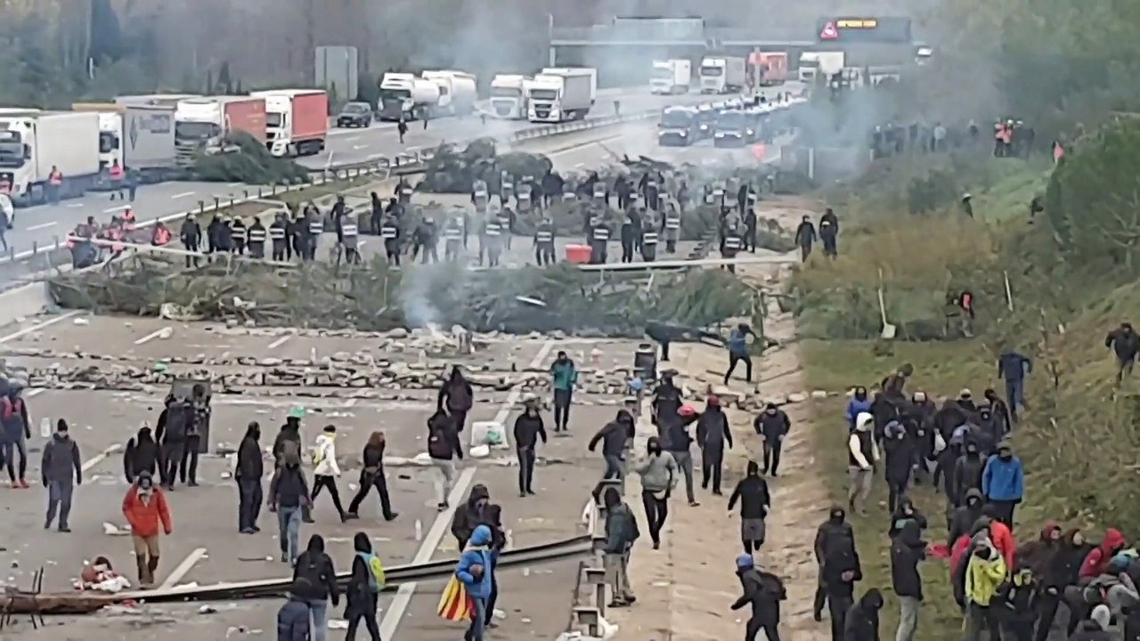 Los Mossos y la Policía Nacional desalojan al ‘...