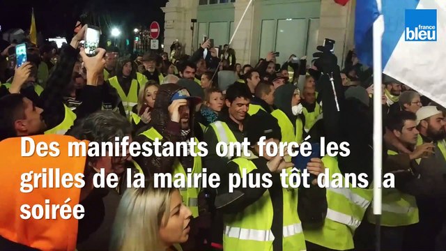 Un an de gilets jaunes : à Pau, quand les policiers ont enlevé leurs casques face aux manifestants