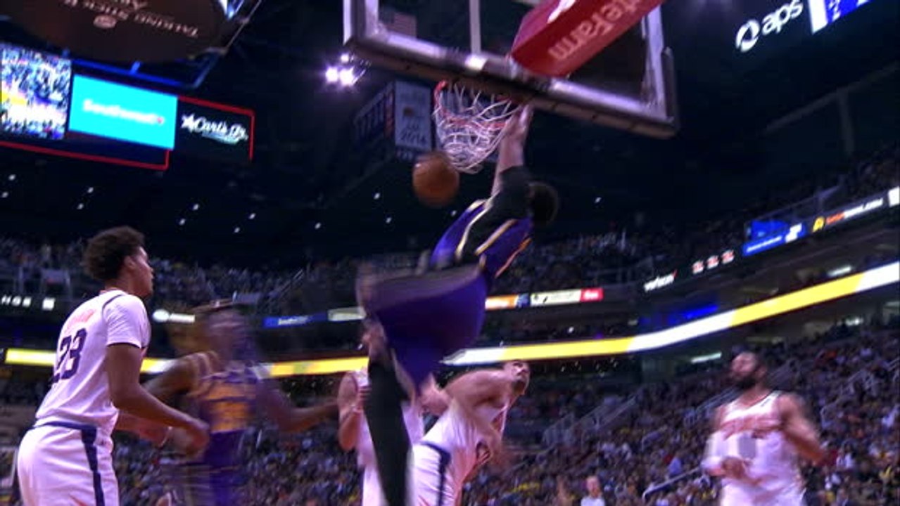 Anthony Davis drives and slams