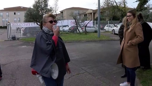 Entre 100 et 200 agents de la Métropole ont manifesté devant le conseil de Territoire à Istres