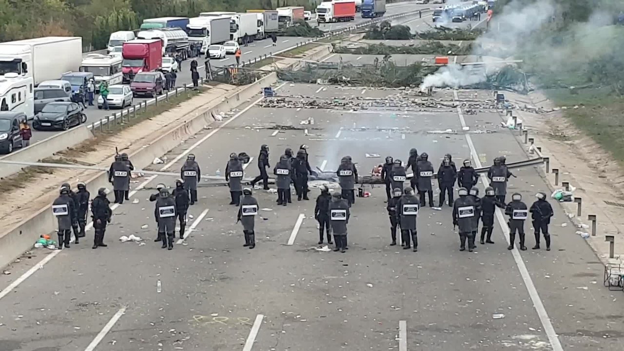 Mossos acceden a las barricadas de los manifest...