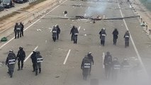 Queman barricadas a la llegada de los Mossos