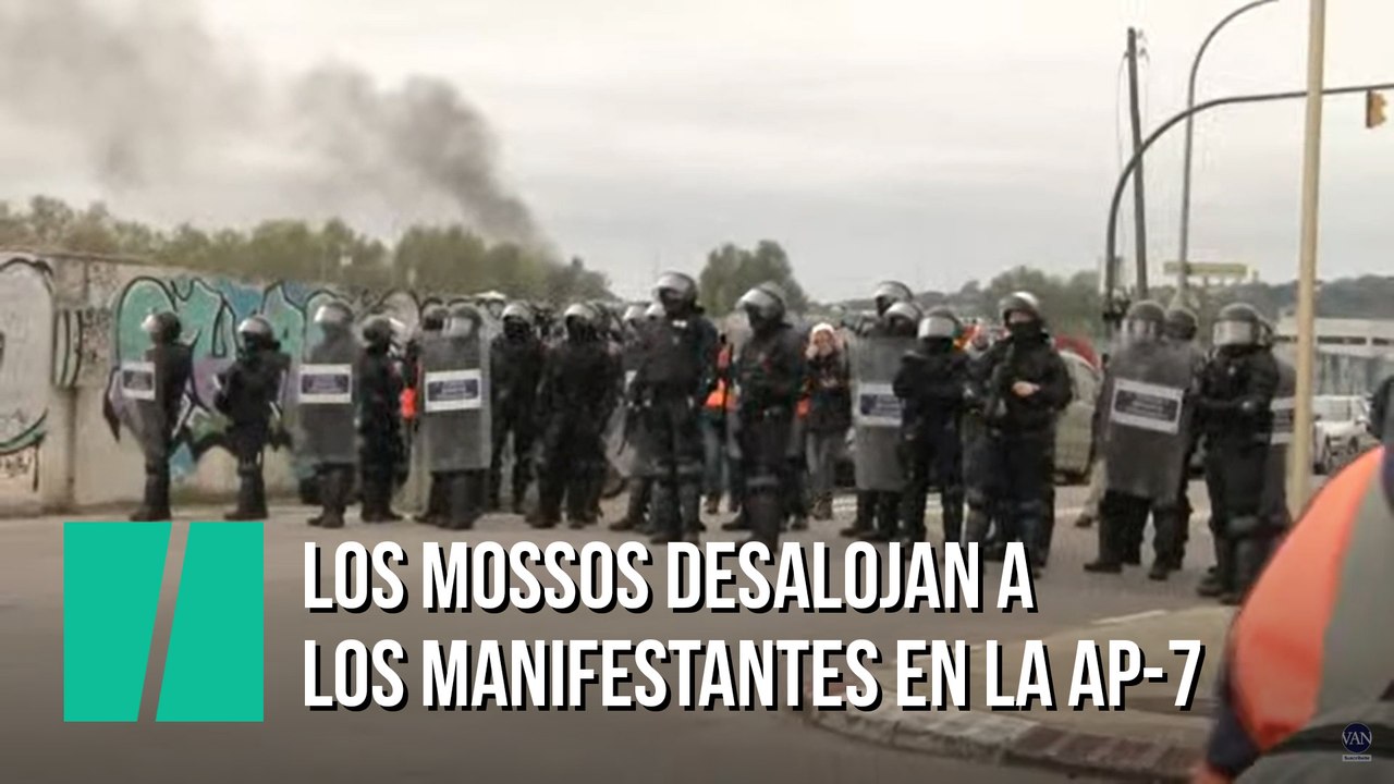 Los Mossos desalojan a los manifestantes en la...